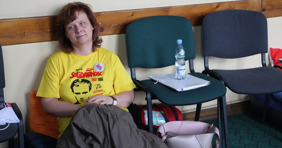 Troje nauczycieli z oświatowej Solidarności kontynuuje protest głodowy rozpoczęty w poniedziałek w południe w siedzibie Małopolskiego Kuratorium Oświaty w Krakowie. W budynku trwa także akcja okupacyjna z udziałem kilkunastu osób.