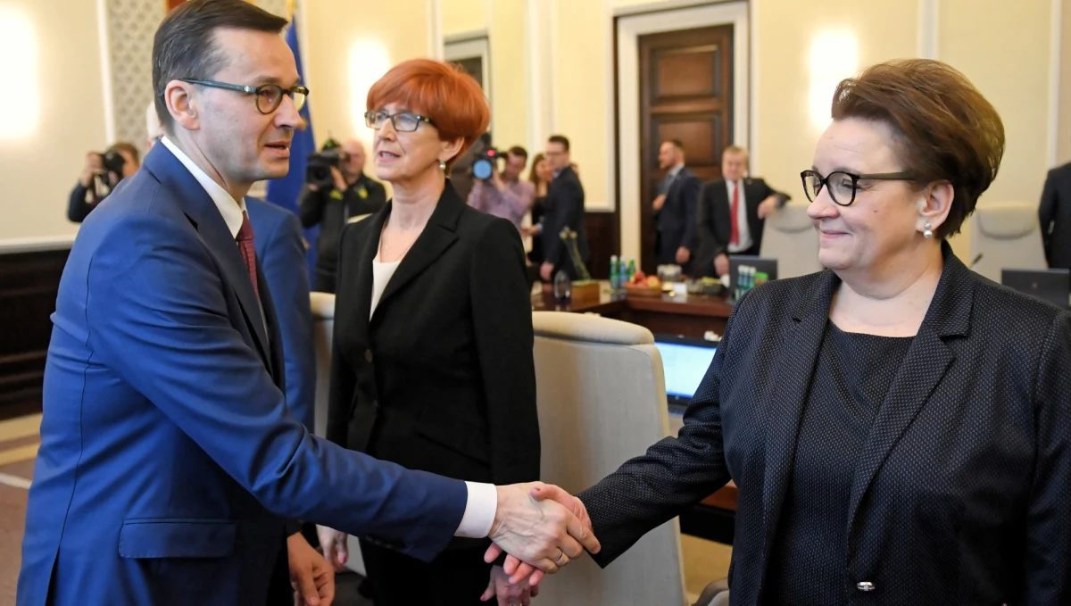 Niewykluczone, że jeszcze przed majowymi wyborami do Parlamentu Europejskiego może dojść do poważnej rekonstrukcji rządu - twierdzi Onet. Ze swoimi stanowiskami mieliby pożegnać się ci wszyscy ministrowie, którzy ubiegają się o mandat eurodeputowanego - wynika z informacji portalu.