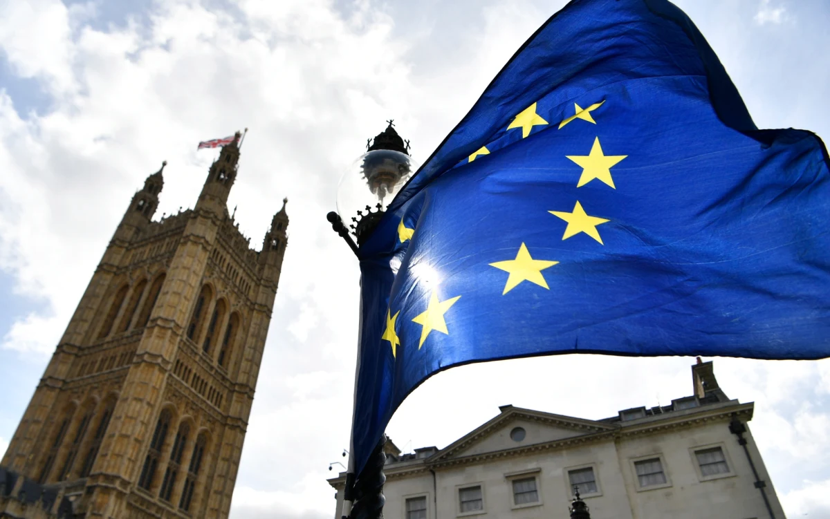 Brytyjski rząd odrzucił we wtorek wieczorem podpisaną przez 5,8 miliona osób petycję nawołującą do jednostronnego wycofania się z procesu wyjścia z Unii Europejskiej. Rząd podkreślił, że zamierza "uhonorować wynik referendum z 2016 roku" i tym samym doprowadzić do opuszczenia Wspólnoty przez Wielką Brytanię.