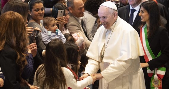 Papież Franciszek często zaskakuje media na całym świecie swoimi nietypowymi zachowaniami. Tym razem, podczas spotkania z wiernymi w we włoskim Loreto, nie pozwolił całować się w pierścień, cofając prawą rękę. Nagranie tego zachowania jest szeroko komentowane.