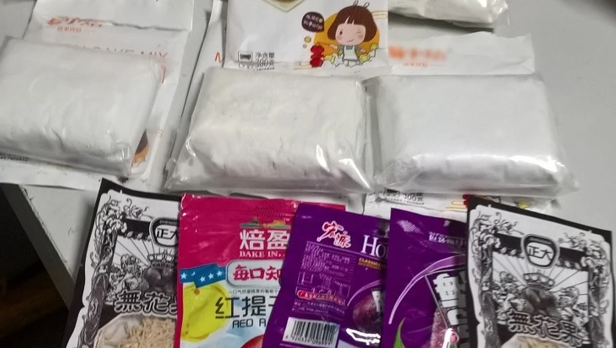 Funkcjonariusze służby celno-skarbowej z Mazowsza przejęli 5 kilogramów sterydów z Chin, ukrytych w pudełkach na proszek do pieczenia ciast. Miały one trafić do odbiorców z powiatu wołomińskiego – poinformowała w środę Izba Administracji Skarbowej w Warszawie.