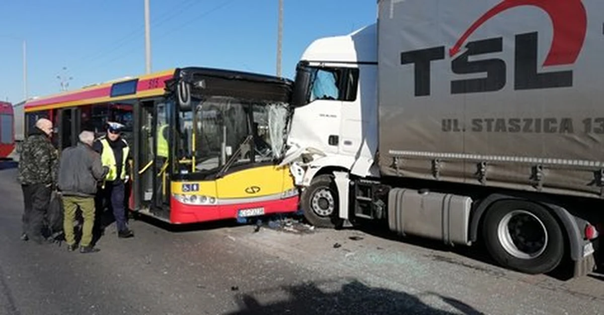 Autobus miejski zderzył się z ciężarówką w Grudziądzu w woj. kujawsko-pomorskim. Po wypadku do szpitala zostało odwiezionych sześć osób. Wśród poszkodowanych są dzieci.