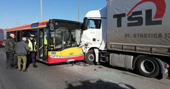 Autobus miejski zderzył się z ciężarówką w Grudziądzu w woj. kujawsko-pomorskim. Po wypadku do szpitala zostało odwiezionych sześć osób. Wśród poszkodowanych są dzieci.