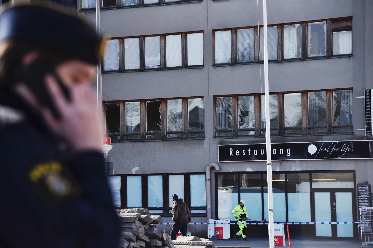 Potężna eksplozja obudziła w nocy mieszkańców zachodniej części Sztokholmu. Policja informuje o kilku osobach z niegroźnymi obrażeniami.