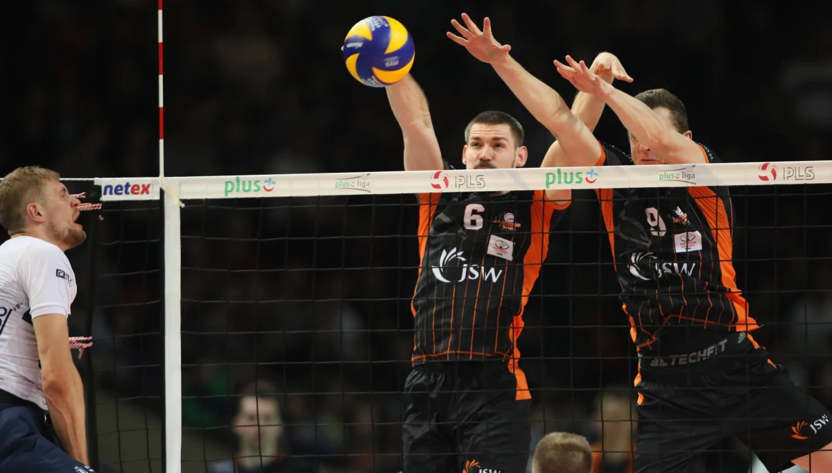 Przed nami rywalizacja w fazie-play off siatkarskiej Plus Ligi. Cztery drużyny powalczą o to by znaleźć się w półfinale Na rywali w tej fazie czekają już najlepsze ekipy sezonu zasadniczego: ZAKSA Kędzierzyn-Koźle i Onico Warszawa. W pojedynkach Jastrzębskiego Węgla ze Skrą Bełchatów i Warty Zawiercie z Czarnymi Radom rywalizacja będzie się toczyć do dwóch wygranych spotkań. Pierwsze pojedynki w Jastrzębiu-Zdroju o 17:30, a w Zawierciu trzy godziny później.