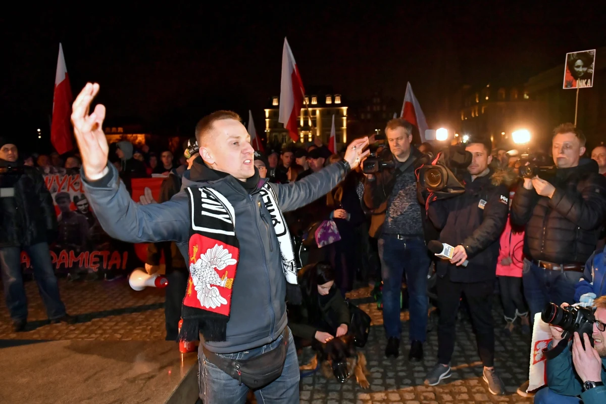 Od opinii biegłego zależy, czy i jakie zarzuty usłyszy Jacek Międlar po opublikowaniu skandalicznego filmu, w którym odczytał fragmenty manifestu zamachowcy z Nowej Zelandii - ustalili nasi reporterzy. Policjanci z Wrocławia zajęli się sprawą nagrania, w którym były ksiądz usprawiedliwiał niektóre słowa Brentona Tarranta. 