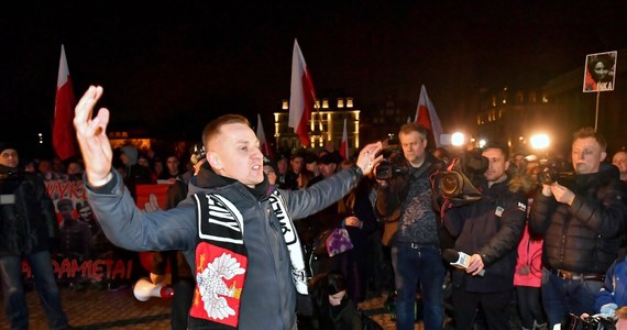 Od opinii biegłego zależy, czy i jakie zarzuty usłyszy Jacek Międlar po opublikowaniu skandalicznego filmu, w którym odczytał fragmenty manifestu zamachowcy z Nowej Zelandii - ustalili nasi reporterzy. Policjanci z Wrocławia zajęli się sprawą nagrania, w którym były ksiądz usprawiedliwiał niektóre słowa Brentona Tarranta. 