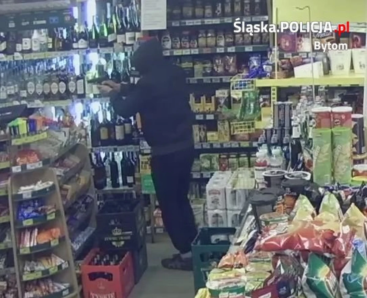 Policjanci poszukują sprawców rozboju w jednym ze sklepów w Bytomiu. Opublikowane zostały zdjęcia z monitoringu, na których widać poszukiwanych.  