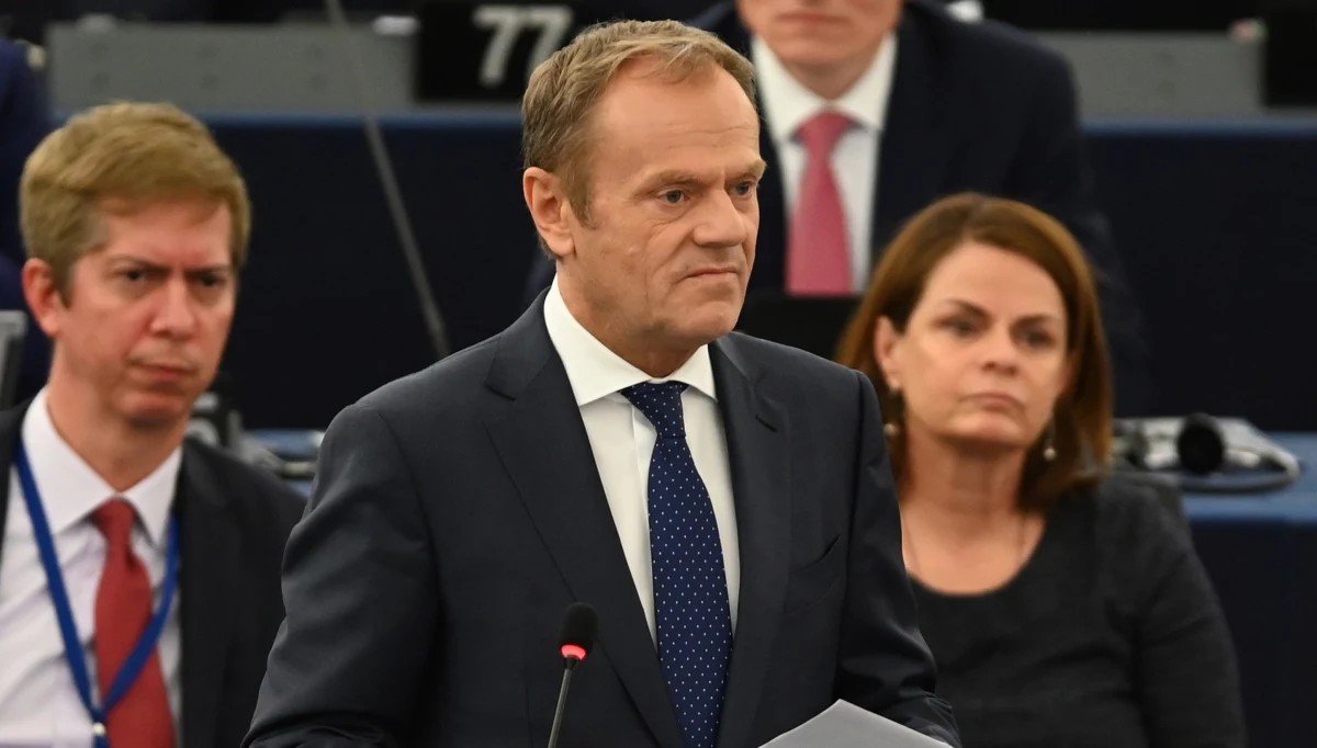 ​Szef Rady Europejskiej Donald Tusk powiedział dziennikarzom w Parlamencie Europejskim w Strasburgu, że dyrektywa o prawach autorskich to rozwiązanie bezpieczne z punktu widzenia wolności w internecie.