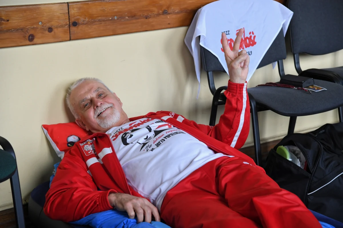 Czwarta osoba rozpoczęła głodówkę w budynku Małopolskiego Kuratorium Oświaty w Krakowie. Od 17 dni protestują tam nauczyciele z oświatowej Solidarności. "To wynik desperacji. Nie ma innego wyjścia" - mówi Agata Adamek, nauczycielka języka polskiego z Ostrowca Świętokrzyskiego, która dziś dołączyła do protestu głodowego.