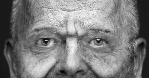 Mógł mieć około 60-65 lat, siwe włosy i zarost - tak najprawdopodobniej wyglądał mężczyzna, który w 2017 roku zginął pod kołami pociągu w Kędzierzynie w powiecie koszalińskim. Najprawdopodobniej, ponieważ obrażenia uniemożliwiły identyfikację. Teraz śledczym udało się zrekonstruować wizerunek mężczyzny i proszą o pomoc w ustaleniu tożsamości.
