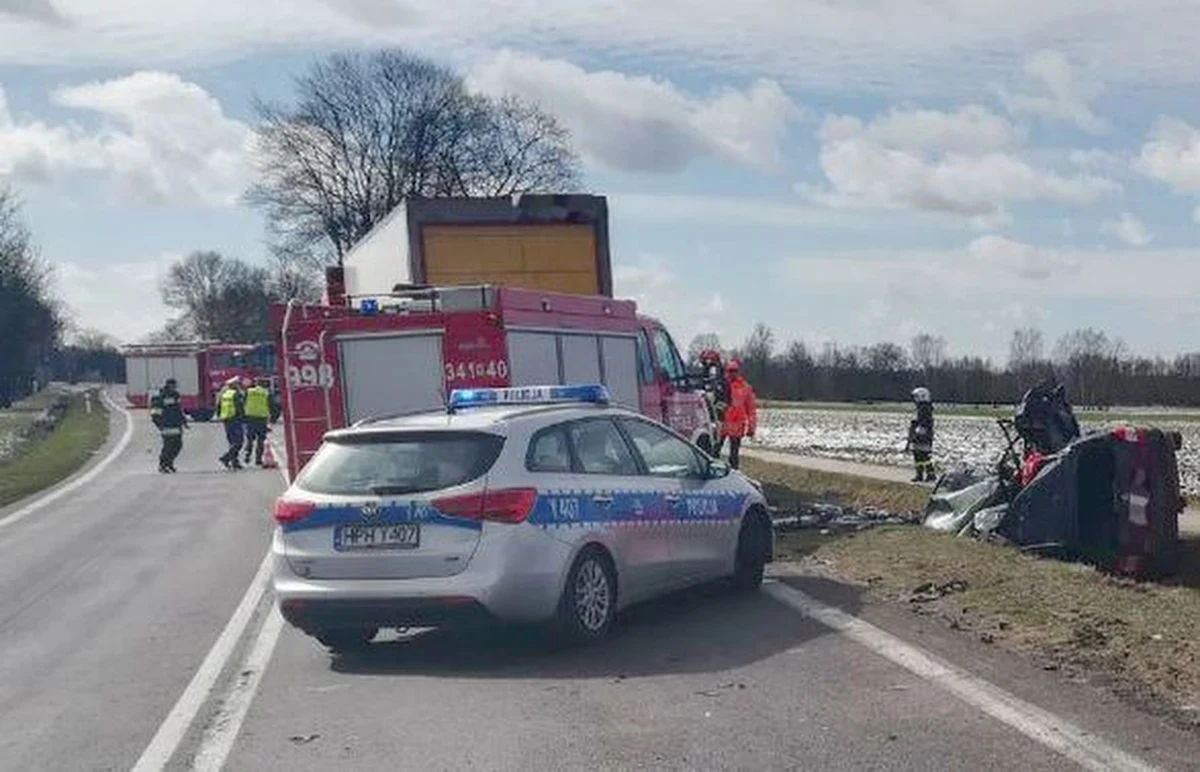 Tragiczny wypadek na drodze krajowej numer 61 między Różanem i Ostrołęką na Mazowszu. Ciężarówka zderzyła się z samochodem osobowym – nie żyje dwoje dzieci, jedna osoba została ranna. Okoliczności wypadku ustala prokuratura w Ostrołęce.