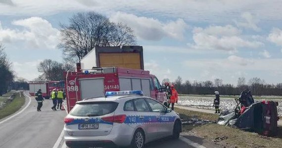 Tragiczny wypadek na drodze krajowej numer 61 między Różanem i Ostrołęką na Mazowszu. Ciężarówka zderzyła się z samochodem osobowym – nie żyje dwoje dzieci, jedna osoba została ranna. Okoliczności wypadku ustala prokuratura w Ostrołęce.