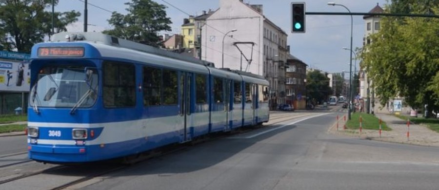 Od 1 maja w Krakowie będą obowiązywać nowe ceny biletów komunikacji miejskiej. Bilet jednorazowy 20-minutowy ma kosztować 3,40 zł (o 60 groszy więcej). Nie będzie biletów 40-minutowych i godzinnych - zamiast nich wprowadzony będzie 50-minutowy za 4,6 zł.
