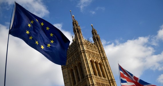 Brytyjska Izba Gmin odrzuciła w środę wieczorem osiem propozycji w orientacyjnym głosowaniu nad alternatywnymi scenariuszami ws. wyjścia Wielkiej Brytanii z Unii Europejskiej. Żadna z propozycji nie uzyskała większości głosów.