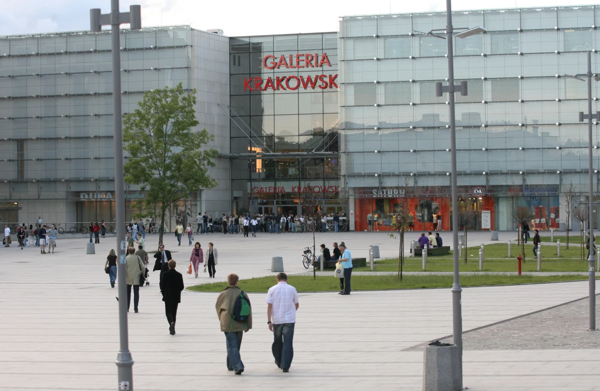 Policja wciąż poszukuje trzech mężczyzn - pseudokibiców Wisły Kraków - którzy wieczorem wszczęli bójkę w Galerii Krakowskiej. Najpierw doszło tam do szamotaniny, następnie jeden z kiboli oddał strzał z rakietnicy. Żadnemu z klientów galerii nic się nie stało.