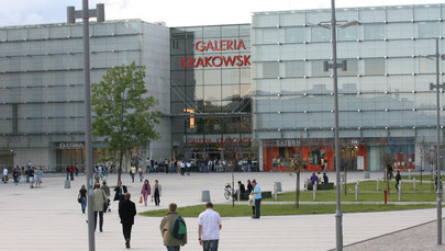 Bójka kiboli w Galerii Krakowskiej. Policja wciąż szuka trzech mężczyzn