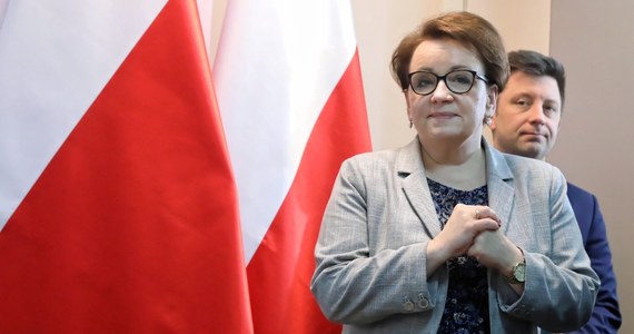 Artyści apelują, by Polacy nie głosowali podczas zbliżających się wyborów do Parlamentu Europejskiego na Annę Zalewską. W filmie opublikowanym przez stowarzyszenie "Nie dla chaosu w szkole" argumentują, że minister edukacji narodowej powinna zostać w kraju i ponieść konsekwencje niszczenia polskiej edukacji.