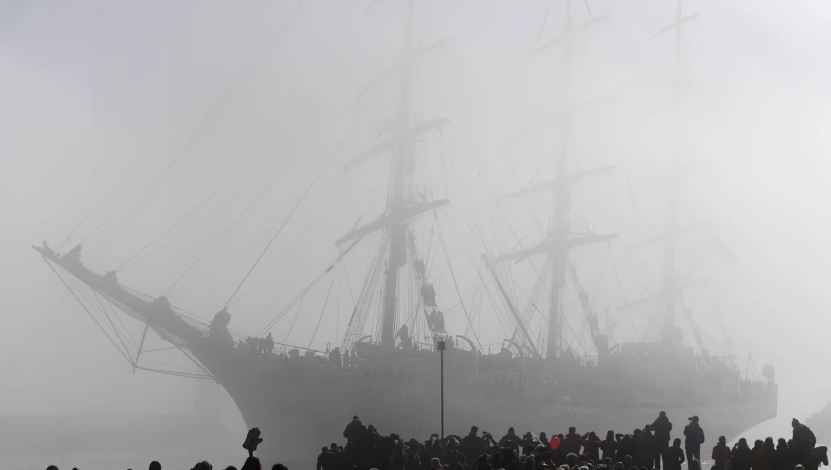 Po ponad 10 miesiącach rejsu dookoła świata Dar Młodzieży przypłynął w czwartek do Gdyni. W trakcie podróży żaglowiec odwiedził 23 porty w kilkunastu państwach. Rejs zorganizowano dla uczczenia setnej rocznicy odzyskania przez Polskę niepodległości.