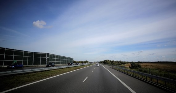 Dopiero po godz. 20 została odblokowana autostrada A2 na odcinku Buk - Nowy Tomyśl w kierunku Świecka. Droga była nieprzejezdna przez kilka godzin po tym, jak samochód ciężarowy wiozący torf przewrócił się i zablokował dwa pasy jezdni. Nikomu nic się nie stało.