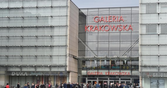 Policja zna tożsamość dwóch mężczyzn, między którymi doszło wczoraj do kłótni w Galerii Krakowskiej w Krakowie. Jeden z nich podczas szamotaniny użył rakietnicy i odpalił racę. 