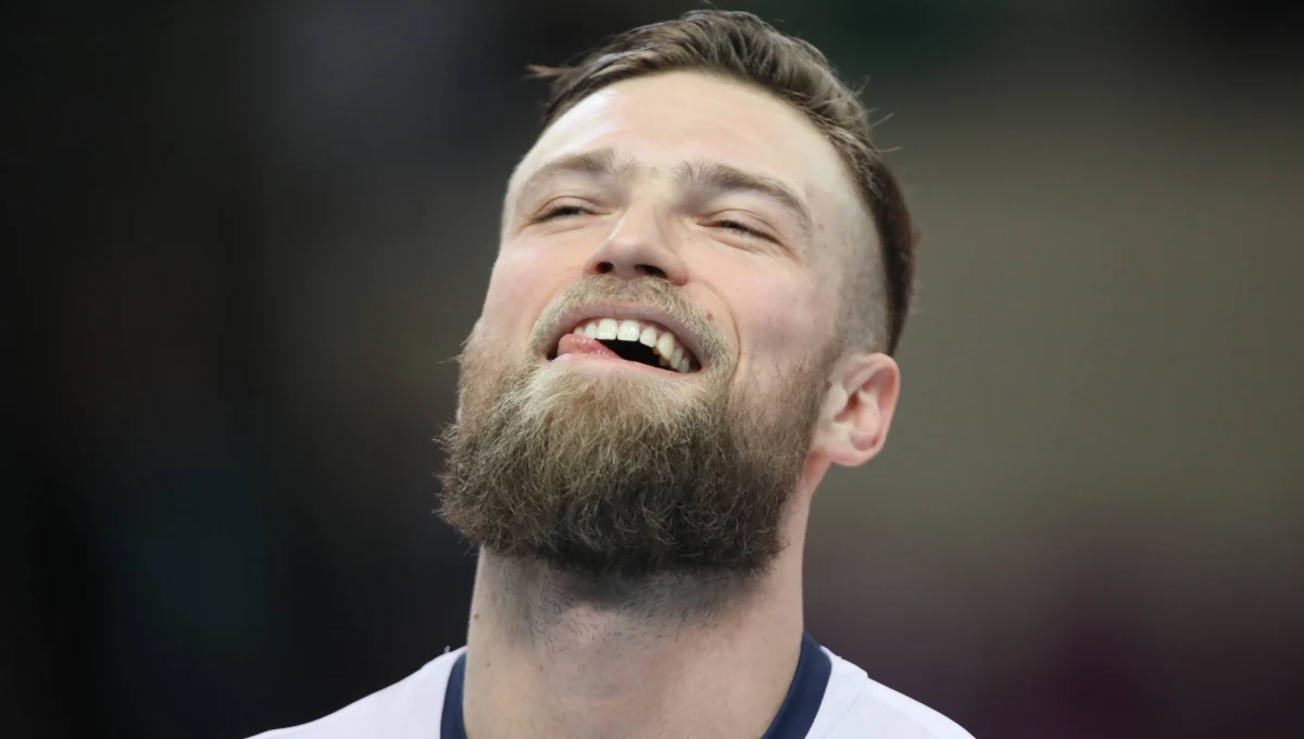 „Zapracowaliśmy sobie na to, żeby teraz spokojnie czekać na półfinałowego rywala. Możemy się spokojnie przygotowywać” – mówi w rozmowie z RMF FM Andrzej Wrona, siatkarz drużyny Onico Warszawa, która podobnie jak ZAKSA Kędzierzyn-Koźle czeka na rozstrzygnięcia w ligowym ćwierćfinale. Onico o wielki finał zagra z Jastrzębskim Węglem albo ze Skrą Bełchatów. „Ważne będzie to, jak konkretnego dnia się zaprezentujemy i co pokażą nasi rywale. To będą na pewno trudne, wymagające mecze, ale wierzę w to, że jesteśmy w stanie wspinać się wyżej w tym sezonie i półfinał to nie jest nasze ostatnie słowo” – podkreśla Wrona.