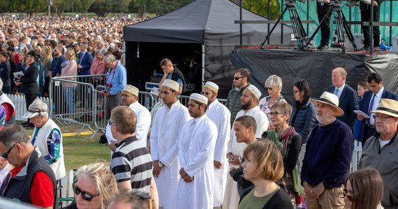 W nowozelandzkim Christchurch uczczono pamięć 50 ofiar ataków na dwa meczety w tym mieście w połowie marca. W uroczystości w pobliżu jednej ze świątyń wzięło udział ponad 20 tysięcy ludzi, w tym premierzy Nowej Zelandii i Australii.