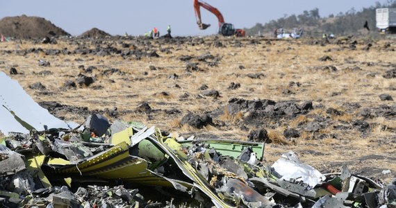 Wadliwy system poprawy charakterystyki manewrowej (MCAS) w Boeingu 737 MAX 8, który rozbił się w Etiopii, uruchomił się automatycznie zanim samolot uderzył w ziemię – podaje „Wall Street Journal”. Ten sam system miał się włączyć przed katastrofą maszyny Lion Air.