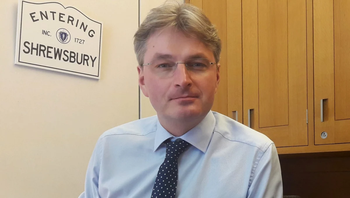 „Pan premier Morawiecki przyjechał tutaj do Londynu w grudniu. Spotkałem się z panem premierem i on powiedział do Polonii: ‘Mam nadzieję, że wrócicie do Polski. Polska potrzebuje was’. My chcemy, żeby Polacy nie słuchali pana premiera. Polacy są bardzo mile widziani tutaj w Wielkiej Brytanii. Ludzie bardzo lubią Polaków, lubią pracować z nimi i to jest dla nas idealny imigrant - pracowity, wykształcony, integruje się” – mówił w Porannej rozmowie w RMF FM poseł do Izby Gmin Daniel Kawczyński. „Jestem bardzo dumny, że jestem pierwszym Polakiem wybranym do Izby Gmin. Ale jak zaczynałem kandydować, to ktoś do mnie powiedział: "Ty nigdy nie zostaniesz posłem, bo masz takie nazwisko. Nikt nie będzie mógł tego wymówić. Musisz zmienić nazwisko". Wszyscy zmieniali nazwiska, żeby tak wyglądać bardziej brytyjsko. A ja z kolei dostałem od mojego dziadziusia, świętej pamięci, Romana Kawczyńskiego, niesamowitą miłość do ojczyzny. On mnie tego nauczył” – opowiadał polityk.