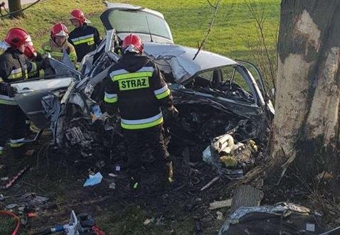 Policjant Zginal W Wypadku Samochod Rozpadl Sie Na Kawalki Motoryzacja W Interia Pl