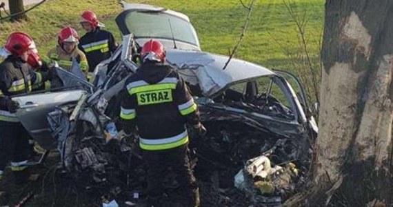 Do tragicznego wypadku doszło w powiecie kazimierskim w Świętokrzyskiem. W miejscowości Broniszów samochód osobowy wypadł z drogi i uderzył w drzewo. W wypadku zginął 30-letni policjant z Małopolski.