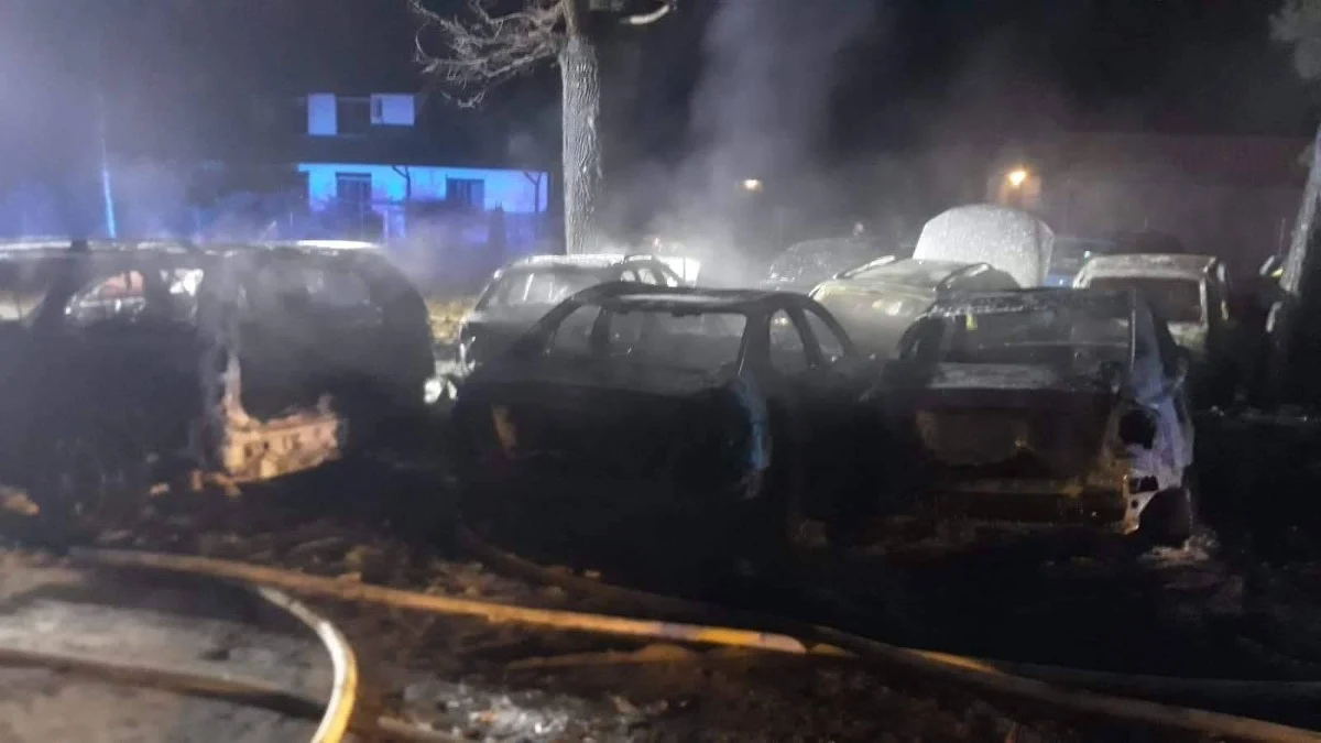 Nocą na terenie warsztatu samochodowego w Wawrze wybuchł pożar. Ogień zniszczył dziewięć aut, z czego pięć całkowicie się spaliło. Przyczyną pożaru mogło być zwarcie instalacji elektrycznej w jednym z pojazdów.