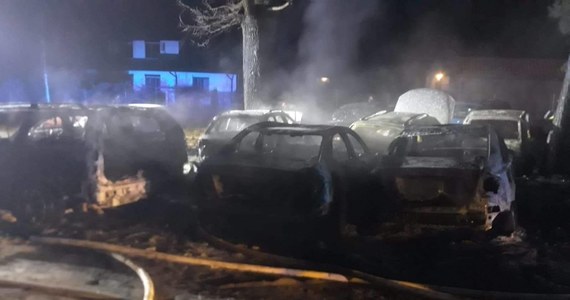 Nocą na terenie warsztatu samochodowego w Wawrze wybuchł pożar. Ogień zniszczył dziewięć aut, z czego pięć całkowicie się spaliło. Przyczyną pożaru mogło być zwarcie instalacji elektrycznej w jednym z pojazdów.