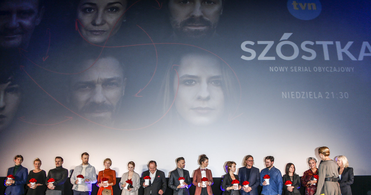 Serial "Szóstka" przedstawia trzy nieznajome pary, które zostały włączone do programu łańcuchowego przeszczepu nerek. Zdaniem reżyserki, Kingi Dębskiej, ta produkcja ma też rolę misyjną - może zmienić nastawienie Polaków do transplantologii.