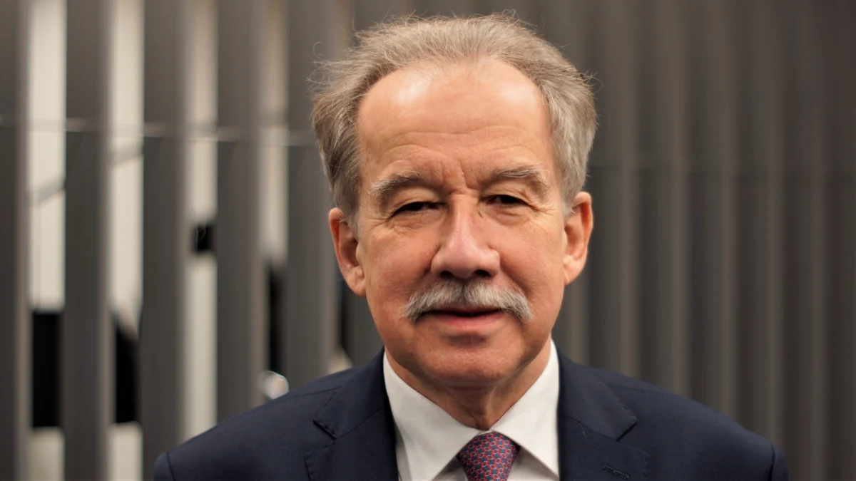 "Założyłbym koszulkę z napisem Konstytucja w obronie niezależności sądów, jeśli będzie taka potrzeba" - przyznaje w rozmowie z reporterem RMF FM Wojciech Hermeliński, ustępujący szef Państwowej Komisji Wyborczej. "Uważam, że założenie koszulki z napisem Konstytucja nie jest niczym uwłaczającym" – mówi sędzia, który dziś kończy 70 lat i dlatego w myśl kodeksu wyborczego jego członkostwo w PKW wygasa.