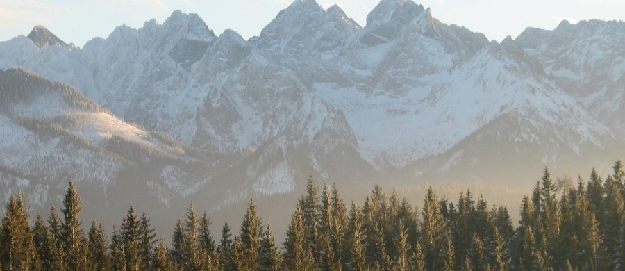 Turyści znaleźli zwłoki około 50-letniego mężczyzny niedaleko szlaku prowadzącego do Doliny Pięciu Stawów Polskich w Tatrach.