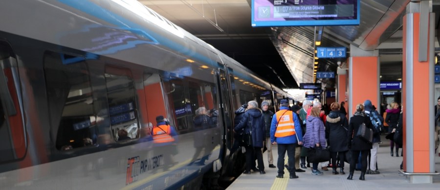 Pociągi PKP Intercity będą kursowały zgodnie ze specjalnym rozkładem jazdy w dniu zmiany czasu z zimowego na letni - poinformował przewoźnik w komunikacie. "Chodzi o to, żeby komunikacja na liniach kolejowych przebiegła sprawnie i żeby uciążliwości dla pasażerów były jak najmniejsze" - wyjaśnia Agnieszka Serbeńska, rzecznik prasowy PKP Intercity.