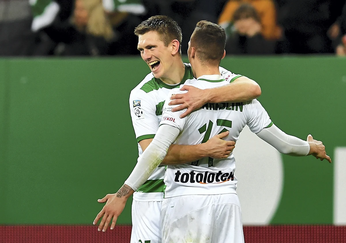 ​Prowadząca w tabeli Lechia Gdańsk wygrała u siebie z trzecim Piastem Gliwice 2:0 w 27. kolejce piłkarskiej ekstraklasy. Porażki na swoich stadionach doznały walczące o utrzymanie Wisła Płock i Górnik Zabrze.
