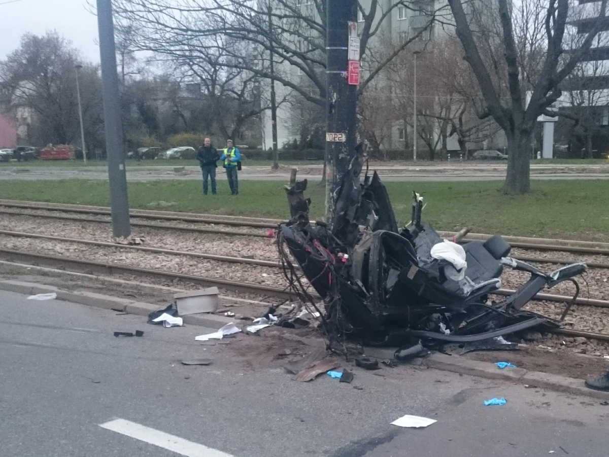 Śmiertelny wypadek w Warszawie. W sobotę w nocy na skrzyżowaniu alei Wilanowskiej i ulicy Puławskiej samochód uderzył w słup. Zginęły wszystkie 3 osoby, które podróżowały pojazdem.
