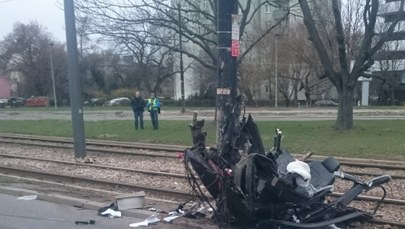 Warszawa: Samochód wjechał w słup. Zginęło 3 młodych ludzi
