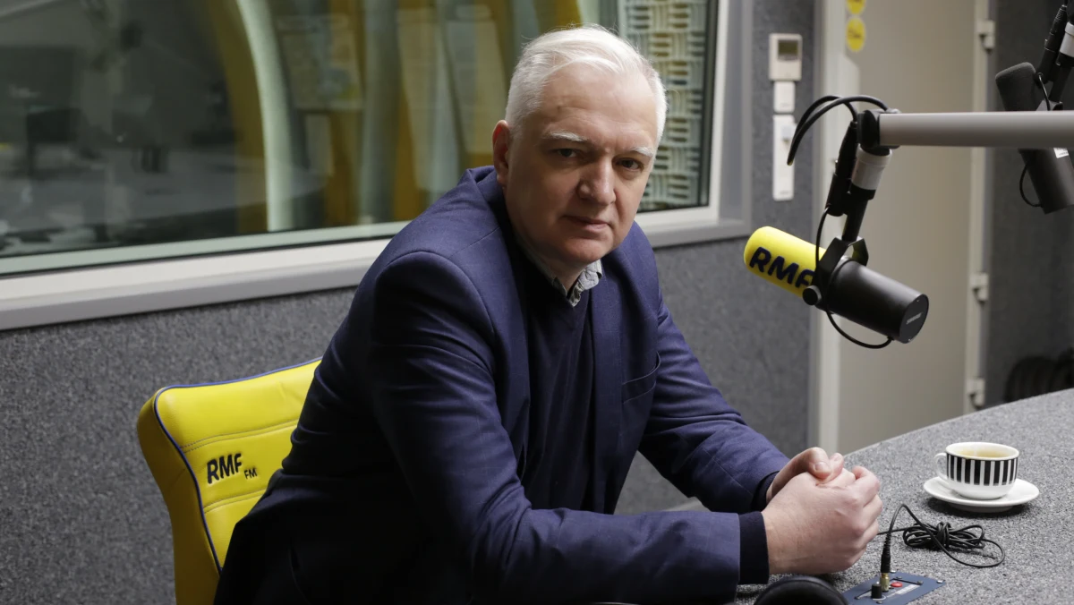 Krzysztof Ziemiec pytał w RMF FM Jarosława Gowina czy możliwe jest, że rząd przyzna nauczycielom podwyżkę w wysokości tysiąca złotych. "To jest niemożliwe. Powtarzamy to - my, przedstawiciele rządu - przez wiele tygodni. Który rząd, gdyby miał możliwość zapobieżenia strajkom w szkołach, wahałby się przed podniesieniem wynagrodzeń? Musimy być odpowiedzialni, nie możemy pójść drogą Rumunii, która równocześnie gwałtownie obniżyła podatki. Wtedy biłem rządowi rumuńskiemu brawo, ale następnie równie radykalnie zaczął podnosić świadczenia socjalne o 50 proc., emerytury o 30 proc., wynagrodzenia w sferze budżetowej w jednym roku o 20 proc., w drugim roku o 20 proc. Efektem jest głęboki kryzys rumuńskiej gospodarki. Takiego scenariusza nikt w Polsce sobie nie wyobraża" - zaznaczył Jarosław Gowin.
