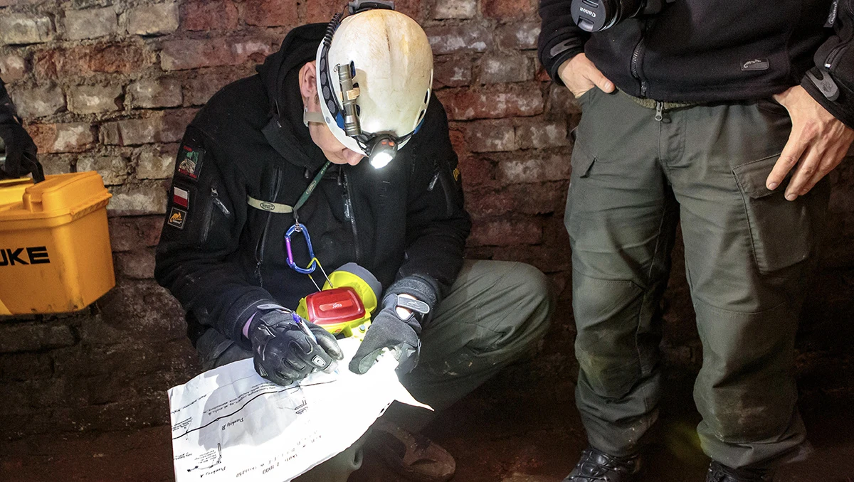 Średniowieczne dokumenty i księgozbiór należący do hrabiego Aleksandra Colonna-Walewskiego miały być ukryte w czasie II wojny światowej w podziemiach Zamku Książ. Na informację o tym, że tuż po wojnie ich poszukiwaniami było zainteresowane Ministerstwo Kultury i Sztuki natrafiono w Archiwum Akt Nowych. Zagadkę tajemniczego depozytu postanowiła wyjaśnić Grupa Eksploracyjna Miesięcznika Odkrywca.