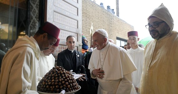 Mlekiem migdałowym i daktylami powitał Franciszka król Maroka Mohammed VI na lotnisku Rabat-Sale. W ten sposób papież rozpoczął dwudniową wizytę w stolicy Maroka. Głównymi tematami jego pielgrzymki i przemówień będą dialog międzyreligijny oraz migracja.