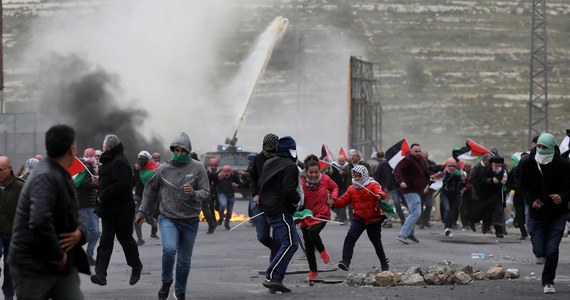 Około 20 tysięcy Palestyńczyków zgromadziło się w Strefie Gazy przy granicy z Izraelem na masowej demonstracji. Wszystko w ramach rocznicy organizowania cotygodniowych protestów mających na celu przełamanie blokady izraelsko-egipskiej w tej palestyńskiej enklawie.