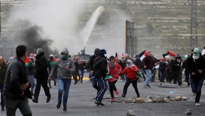 Masowe demonstracje Palestyńczyków pod murem w Strefie Gazy