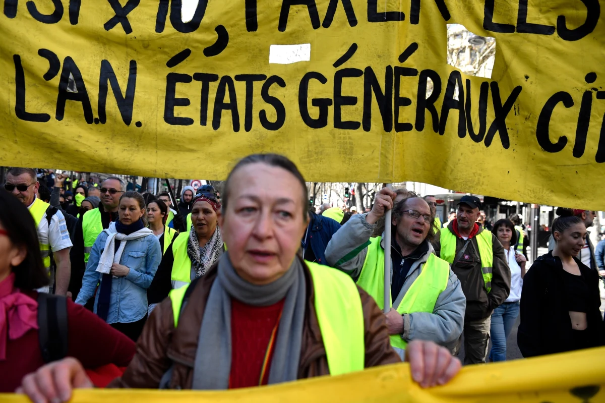 33,7 tysiąca osób wzięło udział w protestach "żółtych kamizelek" we Francji - podało francuskie MSW. Zdaniem organizatorów na ulice wyszło 102,7 tys. osób. Policja użyła gazu łzawiącego w Bordeaux, Angouleme i w Paryżu, gdzie aresztowano blisko 30-ci osób. 