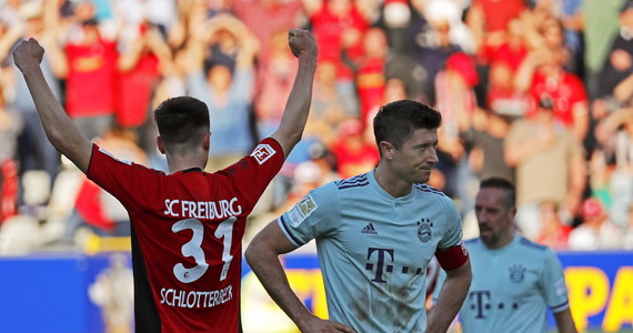 Robert Lewandowski zdobył bramkę w wyjazdowym meczu Bayernu Monachium z Freiburgiem, ale ostateczny remis 1:1 w 27. kolejce niemieckiej ekstraklasy piłkarskiej nie pozwolił Bawarczykom utrzymać pozycji lidera. Bayern stracili prowadzenie w tabeli, bo swoje spotkanie wygrała Borussia Dortmund.