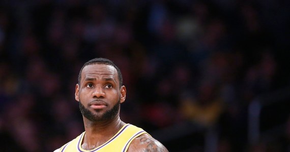 Kibice w koszykarskiej lidze NBA nie zobaczą już do końca sezonu jednej z gwiazd LeBrona Jamesa z Los Angeles Lakers. Władze klubu uznały, że dadzą mu odpocząć i nie będą wystawiać w składzie, skoro "Jeziorowcy" i tak nie mają szans na udział w play off.