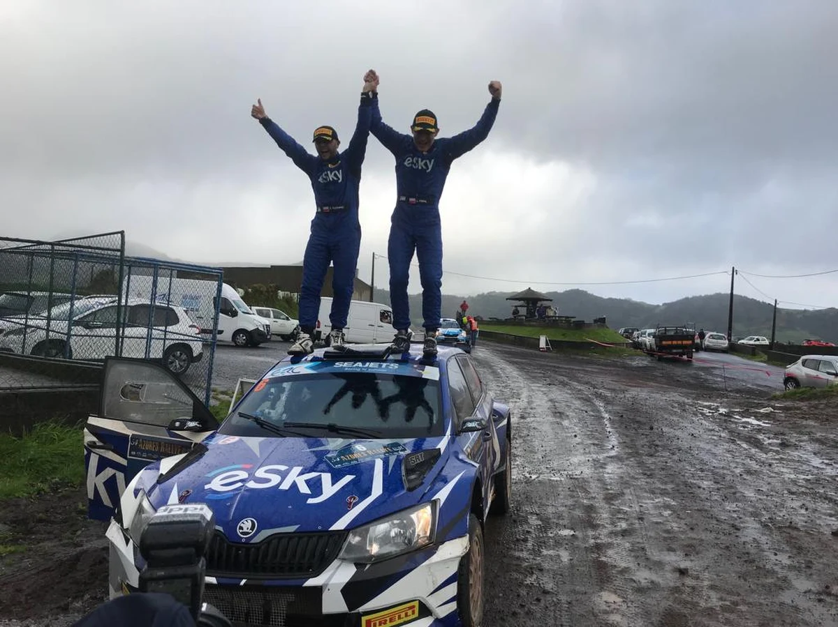 Przed tygodniem Łukasz Habaj zwyciężył w pierwszej tegorocznej rundzie rajdowych mistrzostw Europy FIA. Zwyciężył w Rajdzie Azorów. W rozmowie z RMF FM opowiedział o tym sukcesie, ale także o wyrzeczeniach, z którymi związana jest jego kariera. „Wraz z tym jak mój syn jest coraz starszy coraz trudniej jest mi go opuszczać. Chodzi nie tylko o syna, ale także o żonę” – przyznaje rajdowiec.