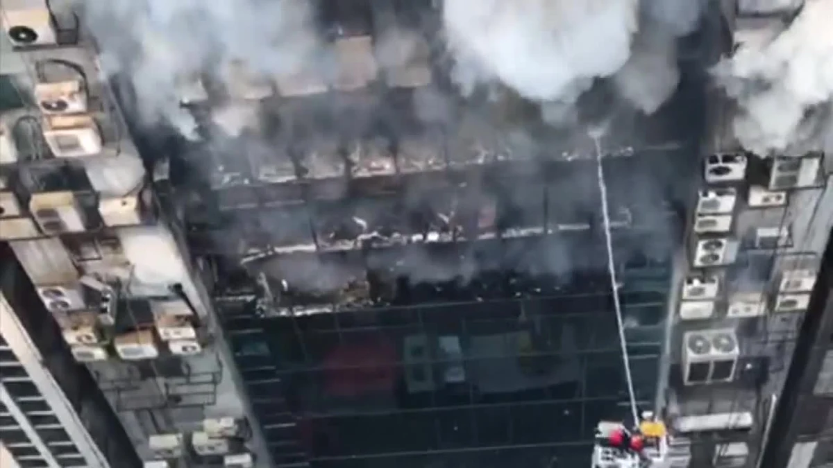 Pod zarzutem zaniedbania zatrzymano dwóch właścicieli wieżowca w stolicy Bangladeszu Dhace, gdzie w czwartkowym pożarze zginęło 26 osób - poinformowała w niedzielę banglijska policja. Poprzedni bilans mówił o siedmiu ofiarach śmiertelnych i 30 rannych.